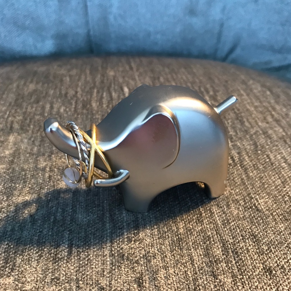Elephant ring holder